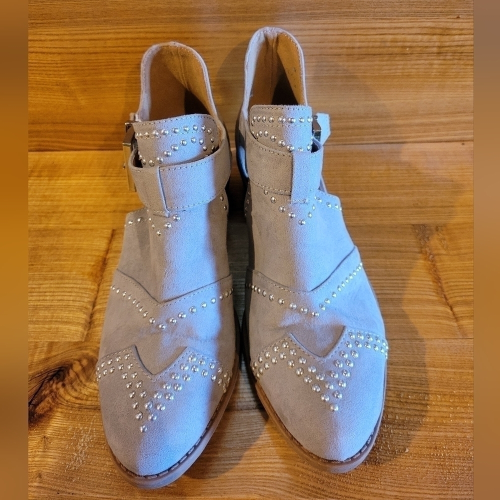 Qupid light grey riveted detail buckle bootie 5.5 - Picture 2 of 6
